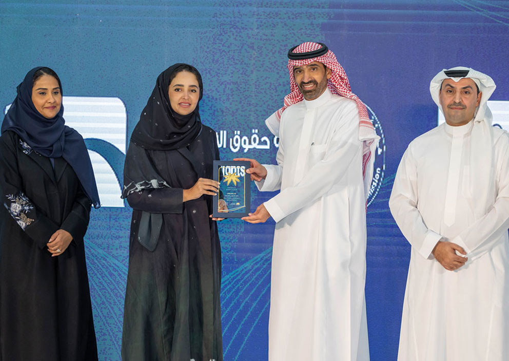 معالي وزير الموارد البشرية والتنمية الاجتماعية يكرم البنك السعودي للاستثمار لكونه من افضل الجهات المالية في شمولية الخدمات المصرفية المقدمة للأشخاص ذوي الإعاقة