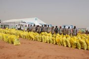 نواف العقلا أثناء توزيع الهدايا على الأطفال المرضى