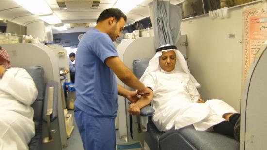 المدير العام للبنك ٫الأستاذ/ مساعد المنيفي - يشارك في حملة التبرع بالدم .