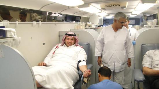 المدير العام للبنك ٫الأستاذ/ مساعد المنيفي - يشارك في حملة التبرع بالدم .