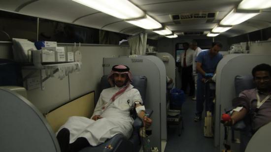 المدير العام للبنك ٫الأستاذ/ مساعد المنيفي - يشارك في حملة التبرع بالدم .