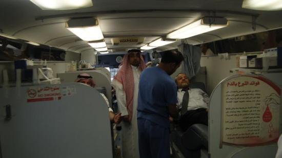 المدير العام للبنك ٫الأستاذ/ مساعد المنيفي - يشارك في حملة التبرع بالدم .