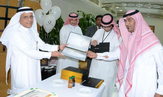 الزميل فهد إسحاق يستلم شهادة الشكر من المدير العام