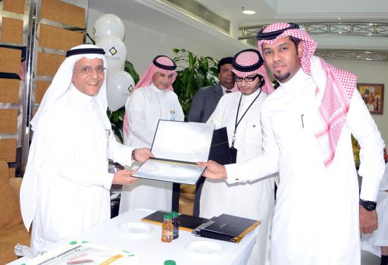 الزميل فهد إسحاق يستلم شهادة الشكر من المدير العام