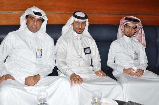 حفل معايدة موظفي البنك في عيد الفطر ، من اليمين إلى اليسار : نايف البلوشي ، زكريا المرهون ، إياد عبدالباقي