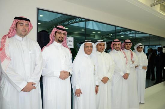 سلطان المعمر فراس الطريف وعبدالاله بن زرعة مع دروع التكريم بعد إكمالهم برنامج البنك التدريبي الخاص بالخريجين الجدد