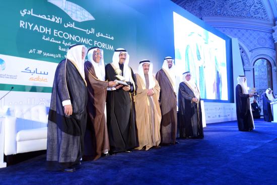 سمو أمير الرياض و الرئيس التنفيدي خلال تكريم البنك