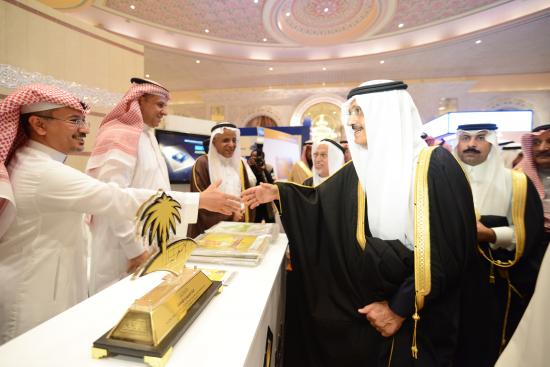 سمو أمير الرياض و الرئيس التنفيدي خلال تكريم البنك