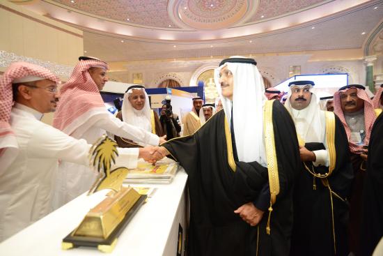 سمو أمير الرياض و الرئيس التنفيدي خلال تكريم البنك