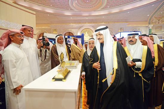 سمو أمير الرياض و الرئيس التنفيدي خلال تكريم البنك