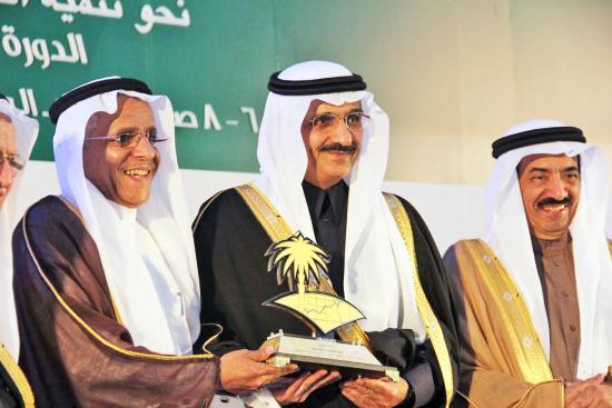 سمو أمير الرياض و الرئيس التنفيدي خلال تكريم البنك
