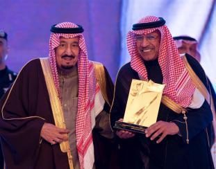 خادم الحرمين الشريفين يتوج البنك السعودي للاستثمار بجائزة الملك خالد